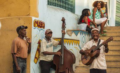Músicos frente al Museo El Carnaval de Santiago de Cuba.