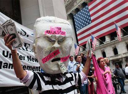 Un grupo de manifestantes protesta contra los planes de rescate del Gobierno de EE UU ante la sede de la Bolsa en Nueva York.