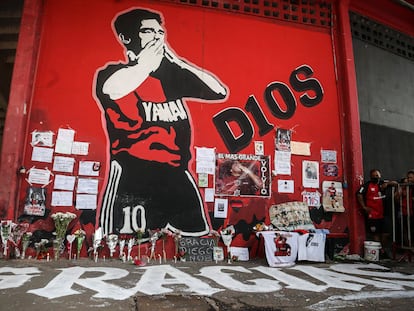 Los fans de Diego Armando Maradona le dejan flores para conmemorar su fallecimiento en un mural del estadio de Newell's Old Boys en Rosario, Argentina.