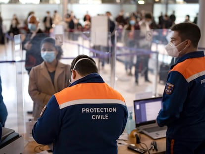 Efectivos de Protección Civil atienden a los viajeros a su llegada al aeropuerto Charles de Gaulle en París, el pasado 25 de abril.