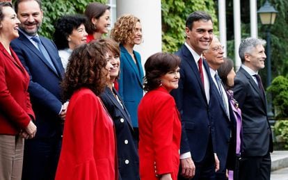 El presidente del Gobierno, Pedro Sánchez, posa para la foto de familia con el resto del Ejecutivo en La Moncloa, el pasado 8 de junio.