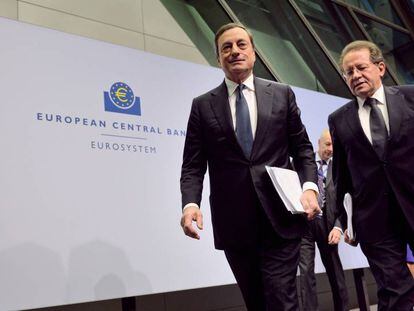 Mario Draghi (izquierda), presidente del BCE, y Vitor Constancia, vicepresidente.