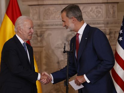 MADRID, 28/06/2022.- El rey Felipe VI saluda al presidente de Estados Unidos, Joe Biden, tras realizar declaraciones este martes en el Palacio Real en Madrid, ciudad donde se celebra la cumbre de la OTAN hasta el jueves 30 de junio. EFE/Chema Moya POOL
