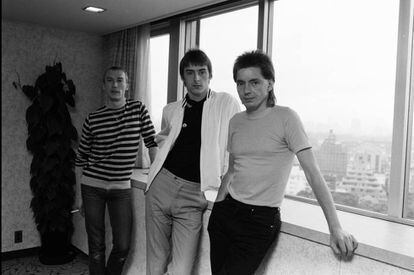 Rock Buckler, Paul Weller y Bruce Foxton, The Jam posando en Tokio en junio de 1982. Cuatro meses después, Weller rompió el grupo.