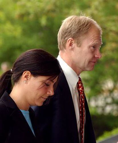 Curt Johnson, atendiendo el funeral de su padre, Sam, en mayo de 2004.