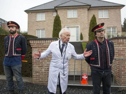 Albert Boadella durante su performance ante la casa de Puigdemont en Waterloo. En vídeo, recorrido y actuación de Boadella.