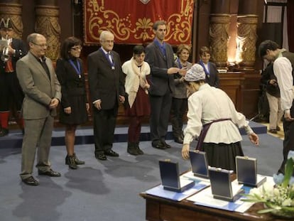 Los premiados con la Medalla al Mérito Ciudadano, junto al alcalde donostiarra, Juan Karlos Izagirre, durante la entrega del galardón.