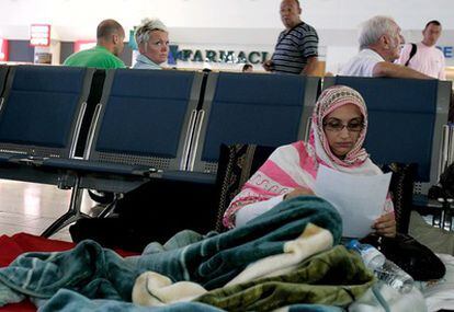 La activista saharaui Aminetu Haidar, este viernes en el aeropuerto de Lanzarote.