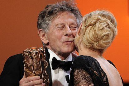 Roman Polanski, galardonado como mejor director por su película 'El escritor', recogiendo el César a mejor guión adaptado de manos de la actriz Emmanuelle Beart.