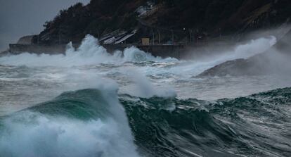Vista del oleaje este lunes en San Sebastián.