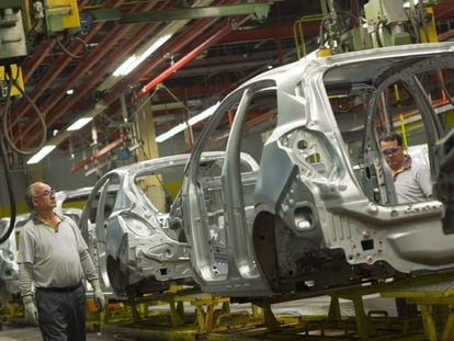 Trabajadores en la fábrica de General Motors en Figueruelas.