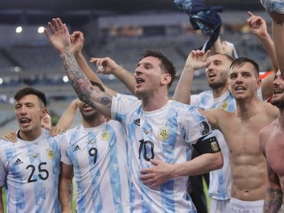 Messi y los jugadores de Argentina celebran el triunfo en Maracaná.