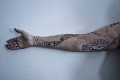 Stryker luce tatuajes ligados a experiencia como transgénero. En la imagen, su brazo izquierdo.