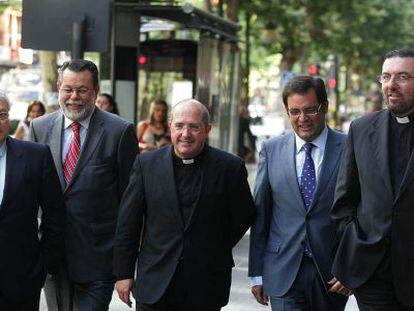 Salvador Blanco, segundo por la izquierda, con otros antiguos representantes de Cajasur.