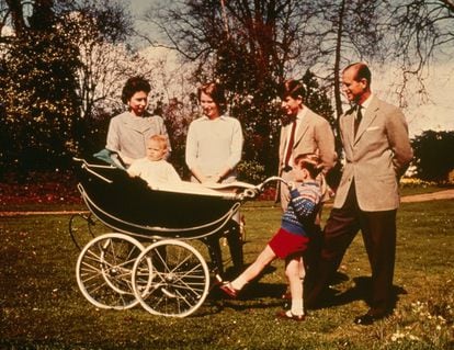 Siendo reina amplió su familia con dos hijos más, los príncipes Andrés, duque de York, y Eduardo, conde de Wessex, que nacieron en 1960 y 1964, respectivamente.