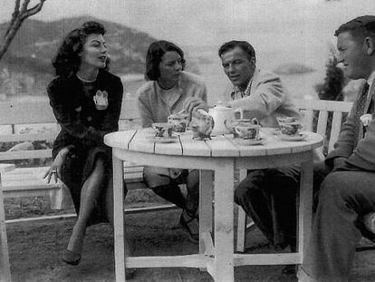 Ava Gardner y Frank Sinatra, con Frank Grant, representante en España de Metro-Goldwyn-Mayer, y su esposa, en el rodaje de 'Pandora' en Cataluña.