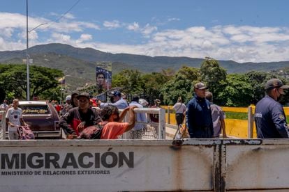 Migrantes transitan el puente internacional Simón Bolívar, entre Colombia y Venezuela, cerca de Cúcuta, el 9 de agosto de 2022.
