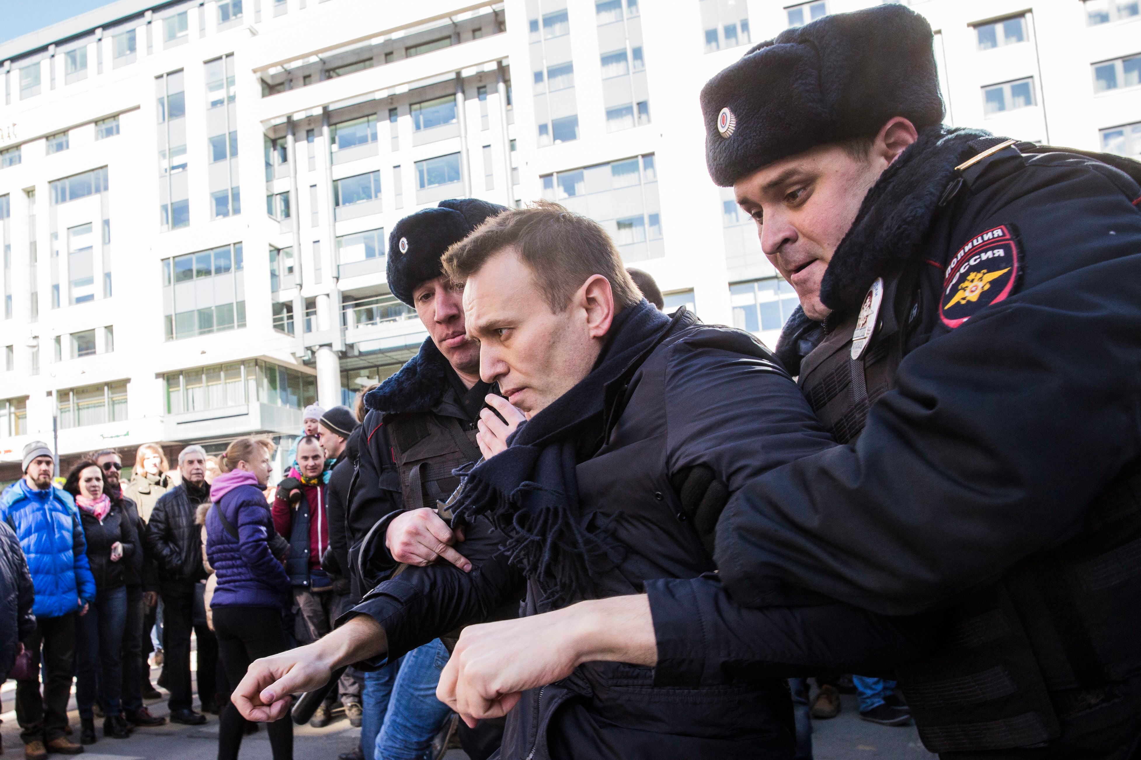 Navalni era detenido por la policía en el centro de Moscú durante una protesta, el 26 de marzo de 2017.