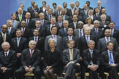 Foto de familia de la reunión de ministros de Economía y Hacienda y de gobernadores de los bancos centrales de los países del G-20 en la sede del FMI en Washington.