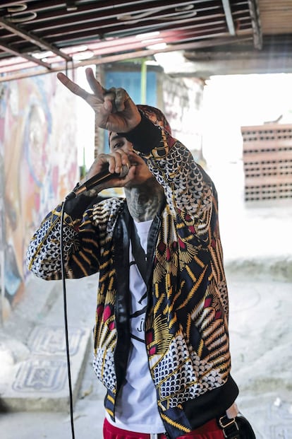 Un cantante de reguetón callejero en la Comuna 13 de Medellín.