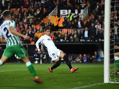 Rodrigo marca un gol ante Mandi en Mestalla este jueves.