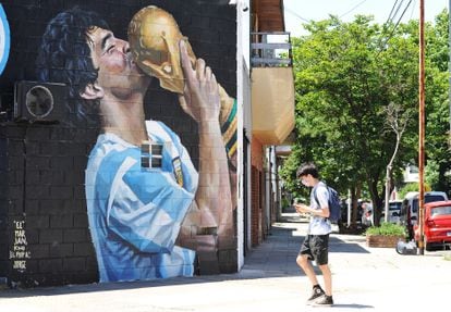 Uno de los murales con la imagen de Diego y la copa mundial México 86.