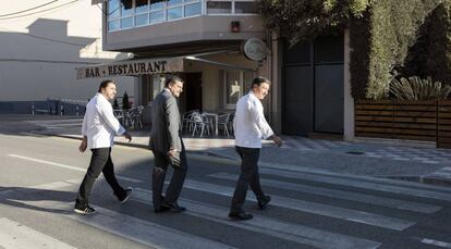 Els germans Roca creuen un pas de vianants davant del restaurant familiar de Girona.