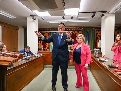 El nuevo alcalde de Maracena, Carlos Porcel, del PSOE, toma posesión de su cargo este martes al prosperar la moción de censura. A su lado, la concejal Amabel Adarve, de Maracena Conecta.