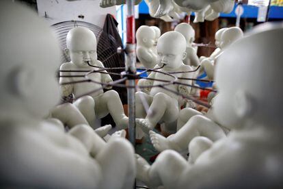 Muñecas colgadas para su secado en una fábrica de artesanía en Jinhua, China.