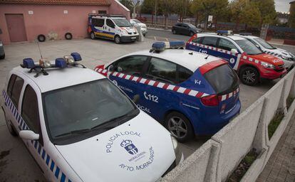 Coches patrullas en el aparcamiento de la Policía Local de Moralzarzal.