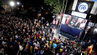 Simpatizantes del Partido Popular, este domingo por la noche en sede del partido en la calle Génova de Madrid.