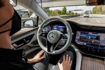 Un desarrollador de Mercedes Benz viaja por una autopista de Berlín en un modelo de la marca que utiliza Drive Pilot, un sistema de conducción autónoma.