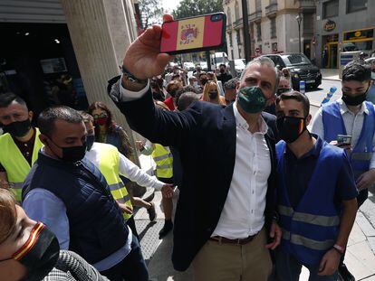 El secretario general de Vox, Javier Ortega Smith, se hace una fotografía con un simpatizante de su partido, el pasado sábado en Málaga.
