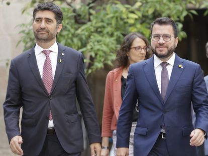 El presidente de la Generalitat, Pere Aragonès (derecha), junto al vicepresidente del Govern, Jordi Puigneró, antes de la reunión semanal de Govern, el pasado 13 de septiembre.