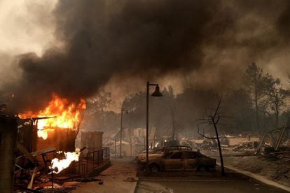Coches calcinados por el fuego en Santa Rosa, California.