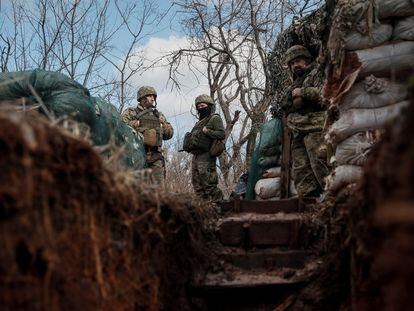 Soldados ucranios, este domingo cerca de la línea del frente de la provincia de Donetsk.