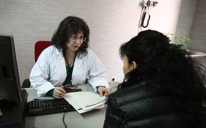 Una psicóloga clínica durante la valoración individual de una paciente, previa al comienzo de la terapia en grupo.