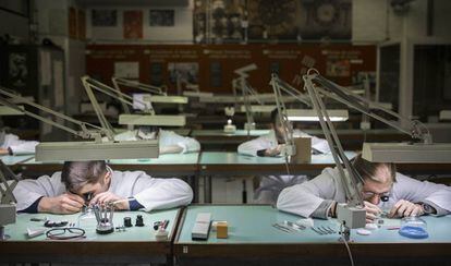 Dos estudiantes del curso de formación profesional para relojeros.