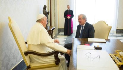 El papa Francisco conversa en abril de 2016 con Libero Milone, entonces auditor general del Vaticano.