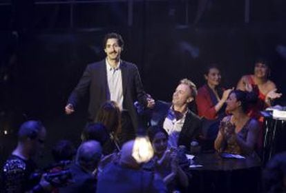 Juan Diego Botto sube a recoger el primero de sus premios. A su izquierda, Tristán Ulloa.