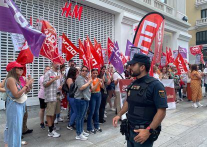 Empleados de H&M, en la puerta de una tienda protestando por una mejora de sus condiciones laborales este martes 20 de junio.