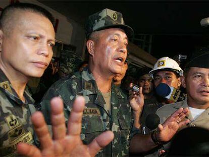 El general Nelson Aliaga (centro) habla con la prensa junto al coronel Querubín (izquierda) ayer en Manila.