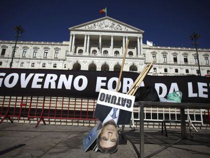 Carteles contra el Gobierno en el Parlamento de Portugal