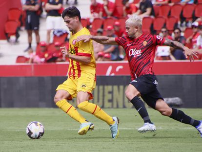 Miguel Gutiérrez protege el balón ante Pablo Maffeo, del Mallorca.