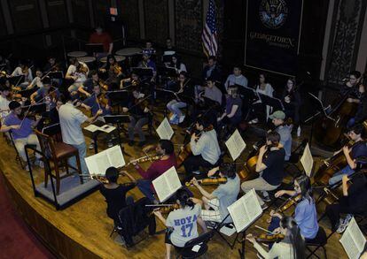 Estudiantes de Georgetown y m&uacute;sicos del Lyceum de La Habana en un ensayo en Washington.