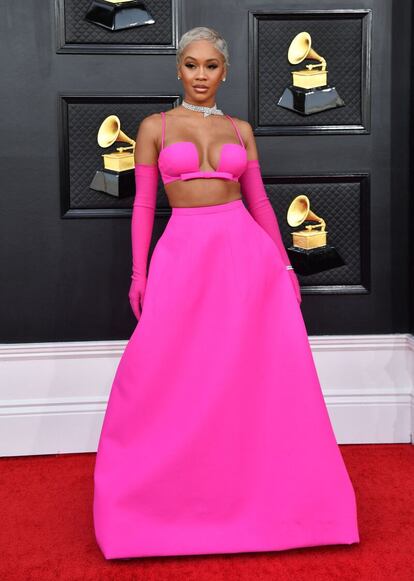 Saweetie, nominada por primera vez a dos Grammy, también ha optado por el fucsia Valentino.