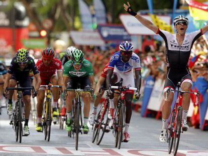 Stuyven celebra la victoria en la octava etapa, en Murcia.