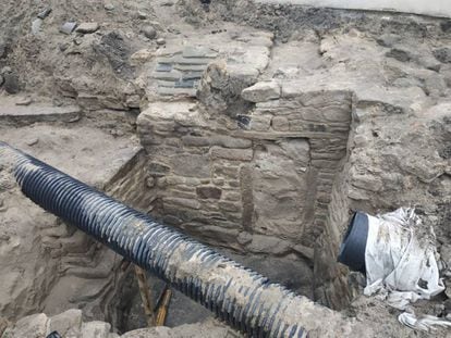 Parte de la estructura que ha aflorado durante unas obras de saneamiento en A Atalaia (San Cibrao, municipio lucense de Cervo).