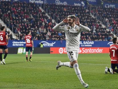 Fede Valverde celebra el primer gol del Real Madrid en Pamplona, este sábado en El Sadar.