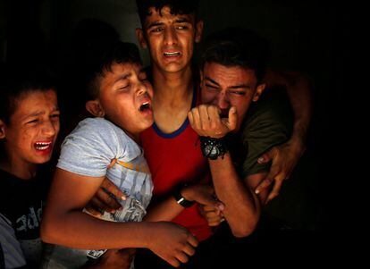Familiares de un palestino, que murió en la frontera entre Israel y Gaza, lloran su perdida en un hospital de la ciudad de Gaza.